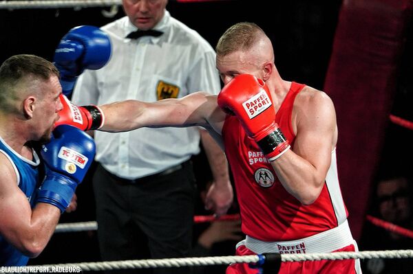 Willi Weber (BC Radeburg) in rot gegen Rocky Stöbe (SV Gaschwitz)