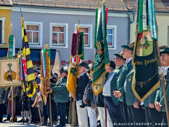 Ehrenappell auf dem Radeburger Markt. Foto: blaulichtreport_rabu