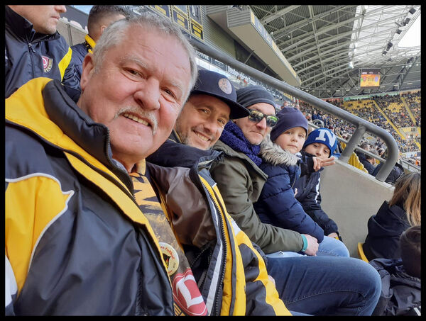 Uwe Drabe mit seinen Söhnen Kai, Stefan und Enkelkindern. (Foto: privat)