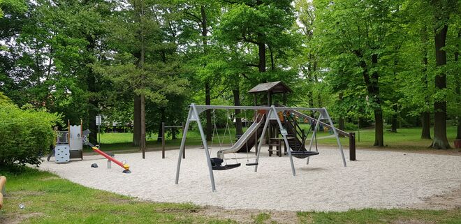 Der Spielplatz mit dem neuen Spielhaus (links)