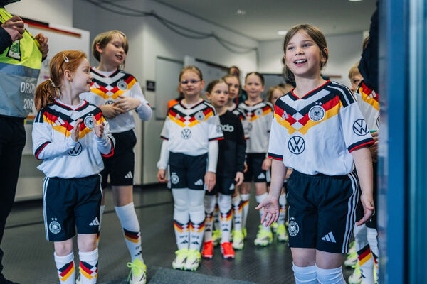 Marie von der TSV (rechts im Bild) ist voller Vorfreude - wie alle Einlaufbegleiter. Fotocredit: Simon Hofmann (getty images) für Volkswagen