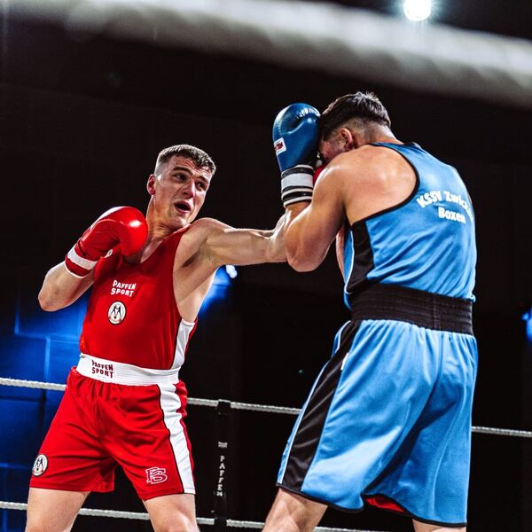 Eik mit einem Schlag durch die Deckung seines Gegners vom KSSV Zwickau. Foto: Jakob Volksdorf