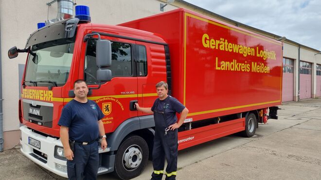 Vor der Abfahrt nach Nordrhein-Westfalen – Mitarbeiter des Feuerwehrtechnischen Zentrums des Landkreises am Logistik-Gerätewagen, Foto: Landratsamt Meißen, Ronny Werner