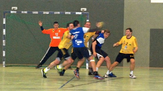 Trotz Bedrängnis wird ein Tor daraus