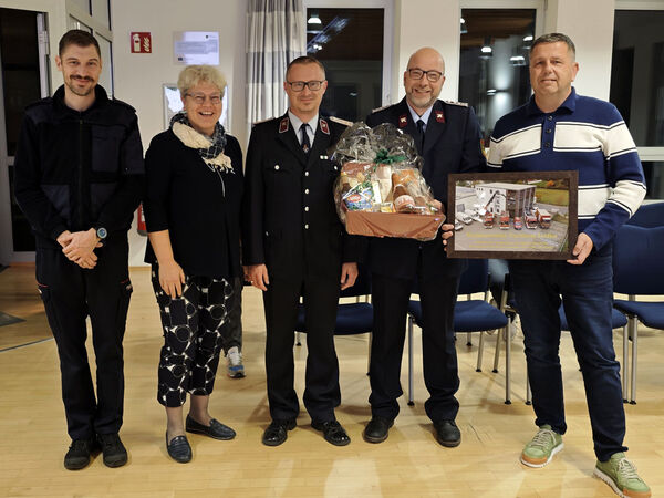 Ehrung von Mario Zeidler (re.) durch (v.l.)Stadtwehrleiter Marcus Mambk, Bürgermeisterin Michaela Ritter, Ortswehrleiter Henryk Wutke und dessen Stellvertreter, Sven Ritter.