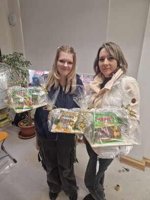 Auszubildende der Erzieher-Klasse mit Sachspenden im Seniorenzentrum