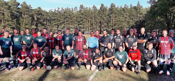 Die befreundeten Altherrenteams von Großdittmannsdorf und Berbisdorf stellten sich zum Erinnerungsfoto.