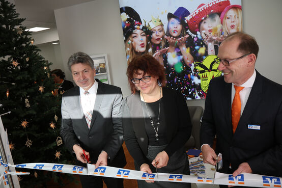 Landrat Arndt Steinbach, Bürgermeisterin Michaela Ritter und ihren Bankvorstand, Klaus-Michael Zwiebel