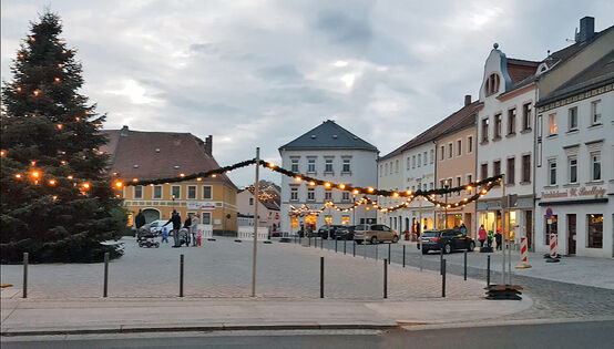 Kein Trubel wie beim Weihnachtsmarkt, aber es ist Bewegung in der Stadt. An den Geschäften stehen Leute an. Wird es an diesem 12.12. wieder so sein? 