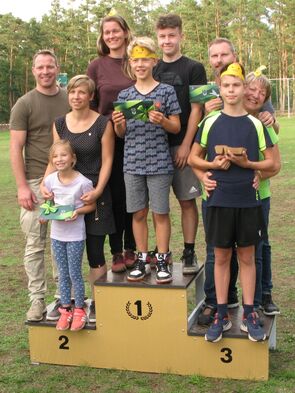Die Sieger des diesjährigen Familienwettkampfes kamen allesamt aus dem Ortsteil Boden - Fam. Hommel (2.), Fam. Habermann (1.) und Fam. Frenzel (3.) - Foto: Matthias Sändig