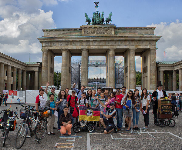 Empfang am Brandenburger Tor durch eine Berliner Schulklasse.