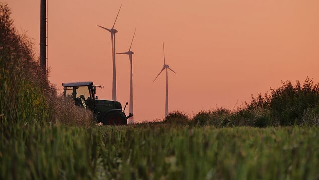 Traktor zwischen Windrädern. Symbolbild, (c) Magnific