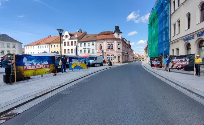 Mario Beger (2.v.r.) mit Unterstützern bei der Mahnwache auf dem Radeburger Marktplatz.