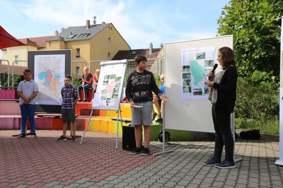 Schüler der 7. Klassen präsentieren die Ergebnisse ihrer Untersuchungen, die in den Barriereatlas der Stadt einflossen.