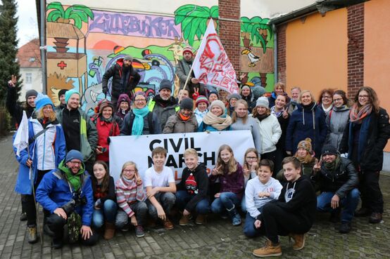 Erinnerungsfoto – Friedensläufer und Zilleschüler vor dem Zillebunker.