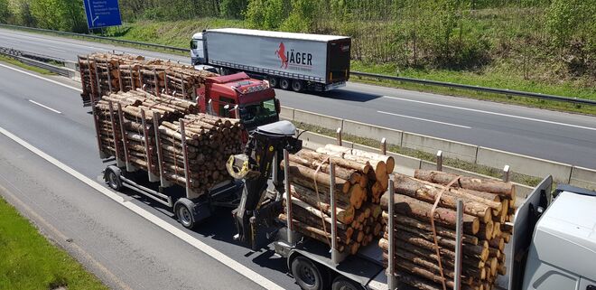 Holztransporter auf der A13 bei Radeburg