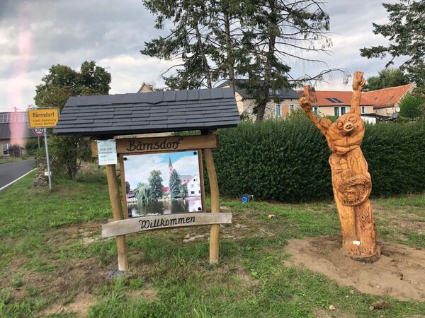 Der Bär am Ortseingang von Bärnsdorf