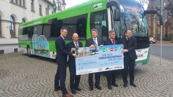 VGM-Aufsichtsratsvorsitzender Andreas Hemmersbach, VGM-GF Rolf Baum, Landrat Arndt Steinbach, VVO-Vorsitzender Michael Harig und VVO-GF Burkhard Ehlen
