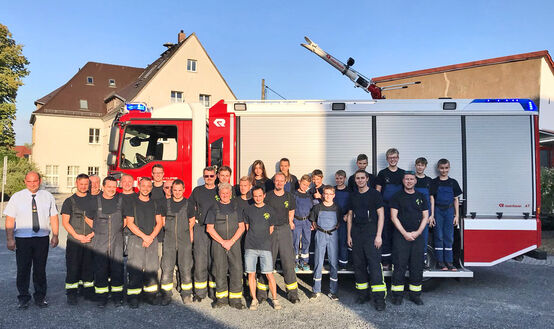 Ortswehrleiter Thomas Hoppe mit seiner „Truppe“ – der Ortsfeuerwehr Moritzburg und der Jugendfeuerwehr am TLF 4000.