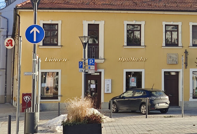 Der Schriftzug am Gebäude gehört Falk Hentschel, der Firmenname "Löwen-Apotheke" Jens Rudolf. Ein Dilemma.
