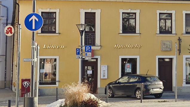 Der Schriftzug am Gebäude gehört Falk Hentschel, der Firmenname "Löwen-Apotheke" Jens Rudolf. Ein Dilemma.
