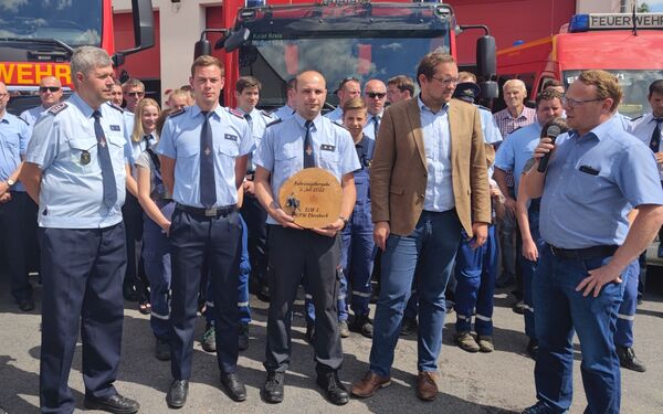 Fahrzeugübergabe an die Ortsfeuerwehr Ebersbach (von links: Herr Reichel (stellv. Gemeindewehrleiter der FFW Ebersbach), Herr Winkler (stellv. Gemeindewehrleiter der FFW Ebersbach), Herr Weiß (Gemeindewehrleiter der FFW Ebersbach), Herr Hentschel, Herr Dr. Pollmer (Bürgermeister von Zeithain)