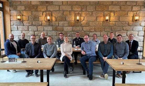 Gruppenbild mit Unternehmern – hintere Reihe 2. bis 4. v.r.: WRM-Geschäftsführer Sascha Dienel, Bürgermeister Dirk Mocker und Landrat Ralf Hensel. Foto: Landratsamt Meißen
