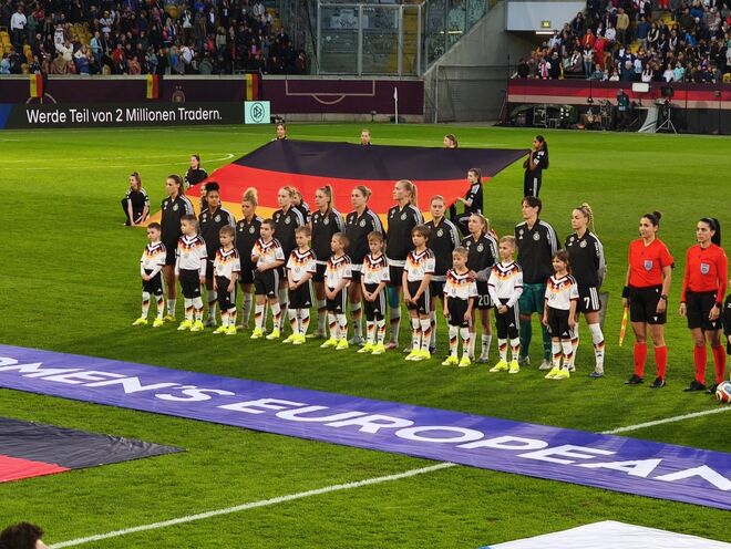 Die F-Jugend der TSV 1862 Radeburg mit den Spielerinnen der DFB-Auswahl.