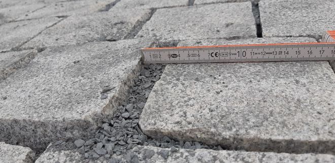 Pflasterverlegung außer der Norm.