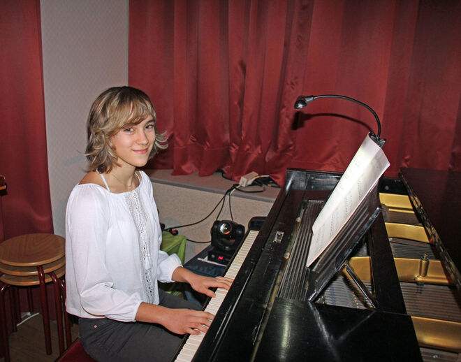 Jacobine begleitete am Klavier.