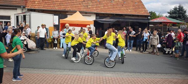 Einrad-Fahrradshow der Einrad-Kids,