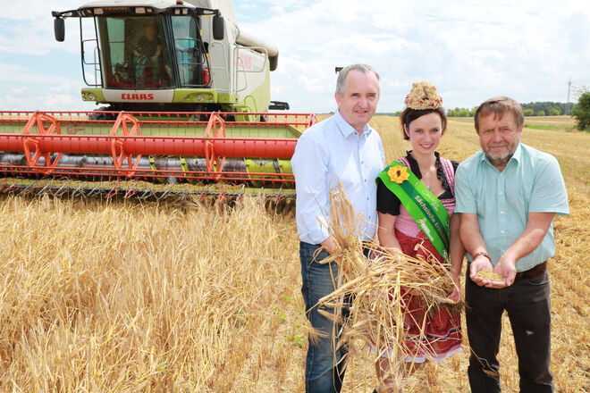 Thomas Schmidt, Sächsischer Staatsminister für Umwelt und Landwirtschaft, Erntekönigin Anja II und Wolfgang Vogel, Präsident des Sächsischen Landesbauernverbandes e.V. 