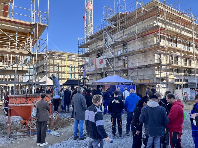 Vertreter der Öffentlichkeit, Bauleute, Einwohner und Interessierte trafen sich zum Richtfest in Medingen mit den Bauherren von der Volksbank Raiffeisenbank Meißen-Großenhain.