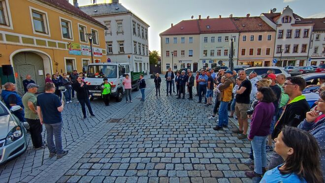 Barbara Lenk (mit dem Mikrofon) antwortet auf Fragen der Demonstranten.