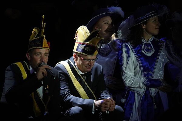 Präsident Kai Drabe (li.) überrascht mit einer gesungenen Laudatio für seinen Amtsvorgänger Olaf Häßlich