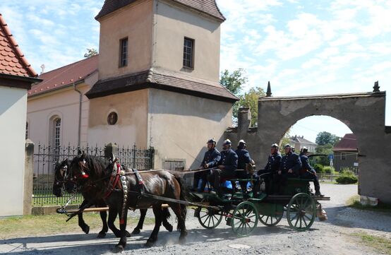 Moritzburger Kameraden mit einer historischen Feuerwehr
