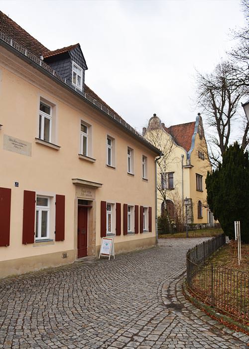 Der Laden befindet sich direkt am Kirchplatz.